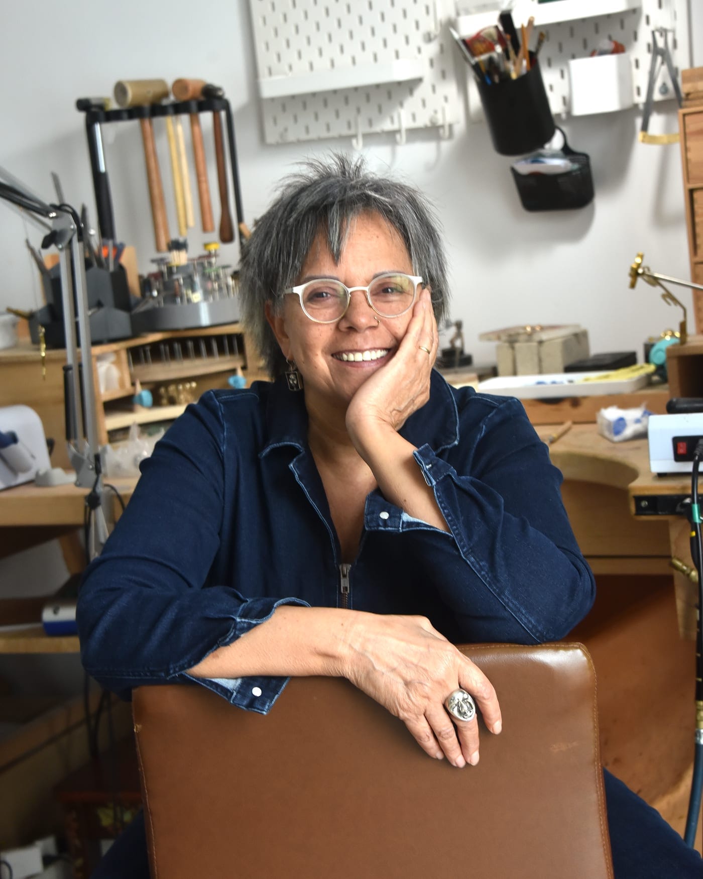 Brigitte Engel, creatrice, nel laboratorio